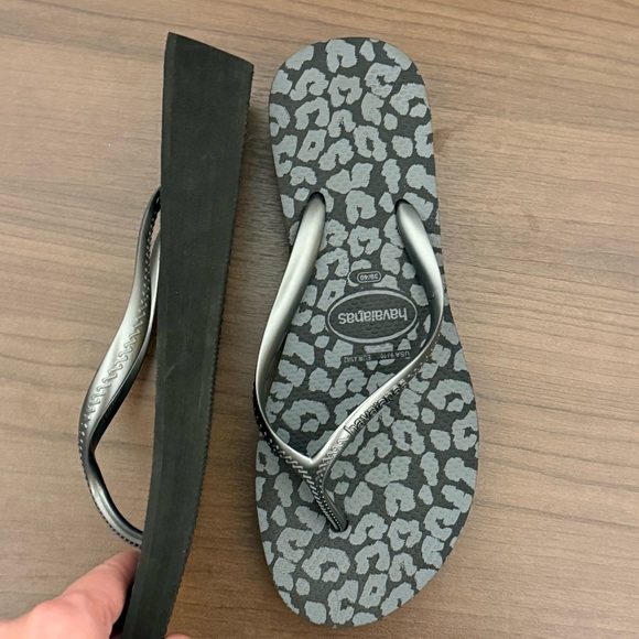 Havaianas NWOT Low Wedge Flip Flops Silver Leopard Print Black Size 9/10 - Picture 3 of 4